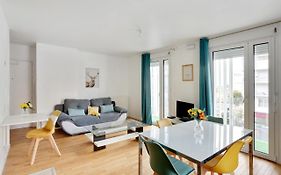 Chic Apart With Parking Near Paris